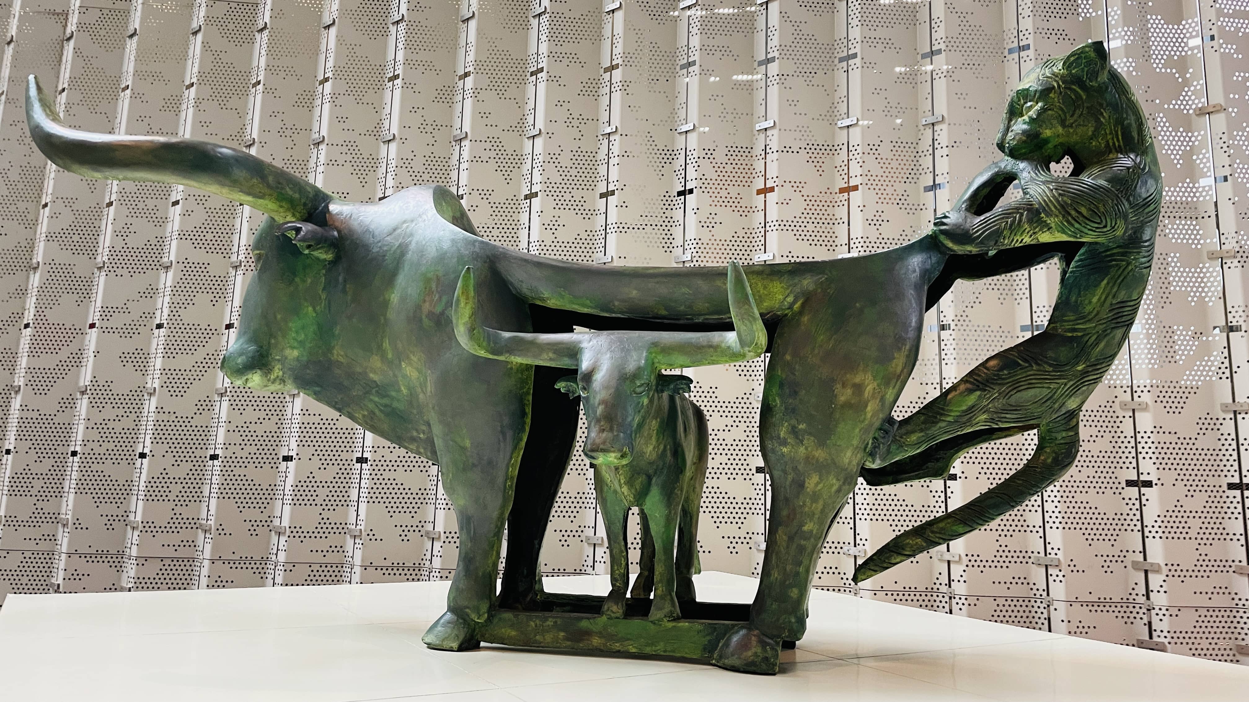 云南博物馆重点展品之一：牛虎铜案